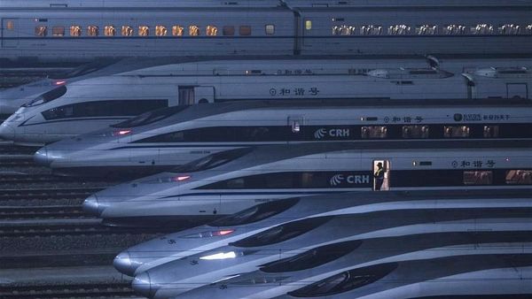 Keren! Barisan Kereta Peluru di China Siaga Jelang Imlek