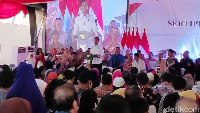 Foto: Presiden Jokowi membagikan akta tanah ke warga di Cempaka Putih, Jakarta Pusat. (Andhika-detikcom)