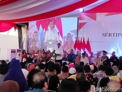 Ditemani Anies, Jokowi Bagikan Ribuan Sertifikat Tanah di Jakpus