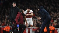 Arsenal memulai dengan inisiatif menyerang, tapi belum apa-apa mendapatkan sebuah pukulan. Sokratis Papastathopoulos cedera dan ditarik keluar di menit ke-21. (Foto: Mike Hewitt/Getty Images)