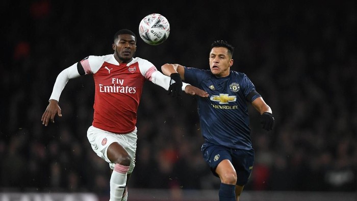 LONDON, ENGLAND - JANUARY 25:   Ainsley Maitland-Niles of Arsenal and Alexis Sanchez of Manchester United tussle for the ball during the FA Cup Fourth Round match between Arsenal and Manchester United at Emirates Stadium on January 25, 2019 in London, United Kingdom. (Photo by Mike Hewitt/Getty Images)
