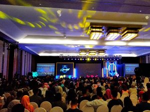 Saat Putri Tanjung Dibuat Nangis Peserta Creativepreneur di Malang Saat Putri Tanjung Dibuat Nangis Peserta Creativepreneur di Malang