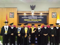Dirut KSEI Raih Gelar Doktor di UGM
