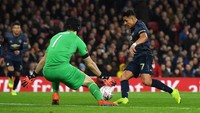 MU membuka keunggulan di menit ke-31 lewat aksi Sanchez. (Foto: Mike Hewitt/Getty Images)