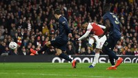 Arsenal terus berusaha menyamakan skor. Sepakan dari Alexandre Lacazette masih belum membuahkan hasil. (Foto: Mike Hewitt/Getty Images)
