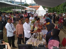Di Depan Emak-emak, Jokowi Bagi Tips Aman Bayar Cicilan