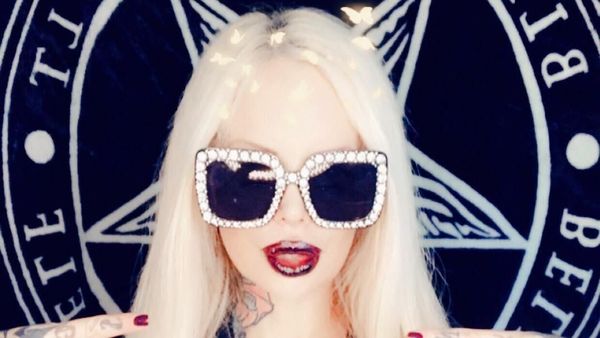 Ini Model yang Jadi Kontroversi Setelah Mengaku Dirikan Kerajaan Setan