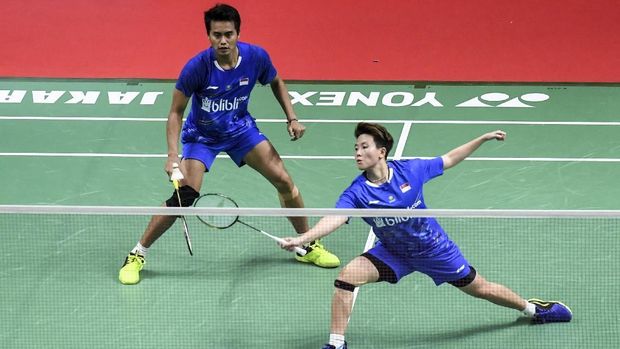 Ganda campuran Indonesia Liliyana Natsir (kanan) dan Tontowi Ahmad berusaha mengembalikan kok ke ganda campuran Malaysia Chan Peng Soon dan Goh Liu Ying saat pertandingan semifinal Daihatsu Indonesia Masters 2019 di Istora Senayan, Jakarta, Sabtu (26/1/2019). Owi/Butet lolos ke final setelah menang dengan skor 22-20 dan 21-11. ANTARA FOTO/Hafidz Mubarak A/hp.