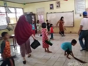 70 Sekolah di Makassar Rusak Akibat Banjir, Guru-Siswa Mulai Bersih-bersih