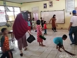 70 Sekolah di Makassar Rusak Akibat Banjir, Guru-Siswa Mulai Bersih-bersih