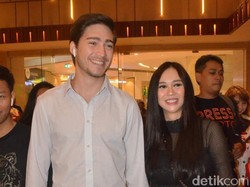 Aura Kasih Gandeng Suami ke Gala Premiere