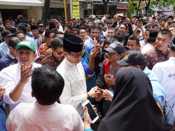 Di Makassar, Sandi Cerita Korban Banjir Selipkan Uang ke Sakunya