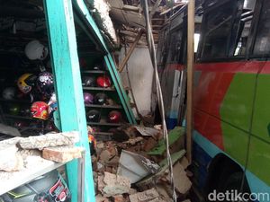 Diseruduk Truk, Mikrobus Tabrak Pertokoan di Banjarnegara