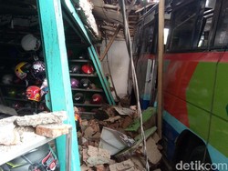 Diseruduk Truk, Mikrobus Tabrak Pertokoan di Banjarnegara
