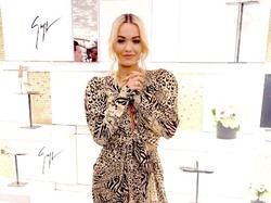 Bantu Lawan COVID-19, Rita Ora Jadi Sukarelawan Medis