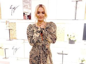 Bantu Lawan COVID-19, Rita Ora Jadi Sukarelawan Medis Bantu Lawan COVID-19, Rita Ora Jadi Sukarelawan Medis