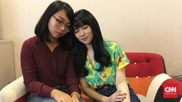 Rara Sekar dan Isyana Sarasvati Rara Sekar dan Isyana Sarasvati untuk kali pertama berkolaborasi lewat lagu Luruh.