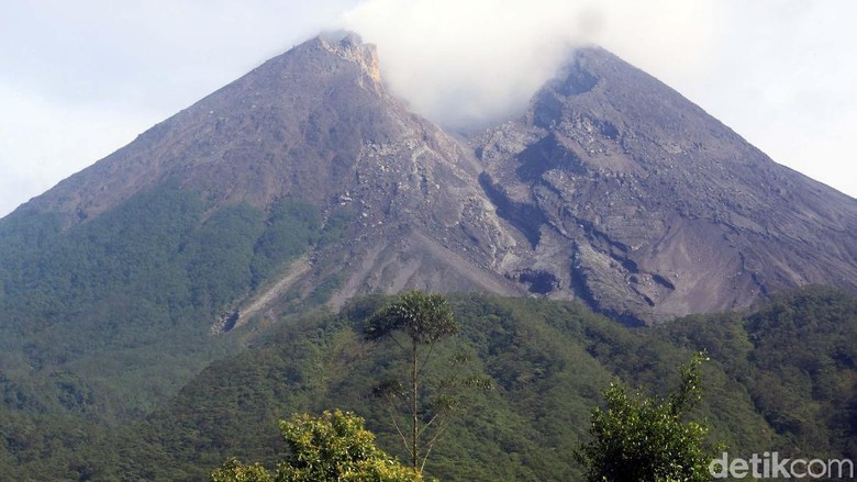 Lagi, Merapi Keluarkan Awan Panas Siang Ini Jarak Luncurnya 1 Km