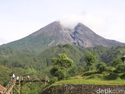 Merapi Luncurkan Awan Panas Pagi Tadi, Hujan Abu Tipis Landa Boyolali