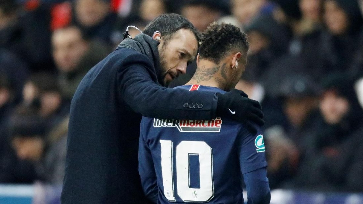 Neymar saat dipapah keluar pertandingan PSG vs Strasbourg, 24 Januari 2019. (Foto: Charles Platiau/Reuters)