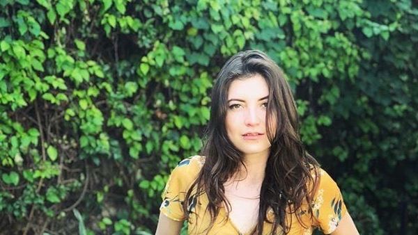 Potret Model yang Diancam Dibunuh karena Pose Bugil di Pom Bensin