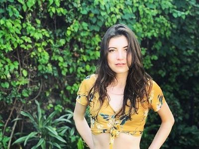 Potret Model yang Diancam Dibunuh karena Pose Bugil di Pom Bensin