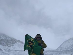 Di Balik Kabah dan Bintang Di Balik Kabah dan Bintang