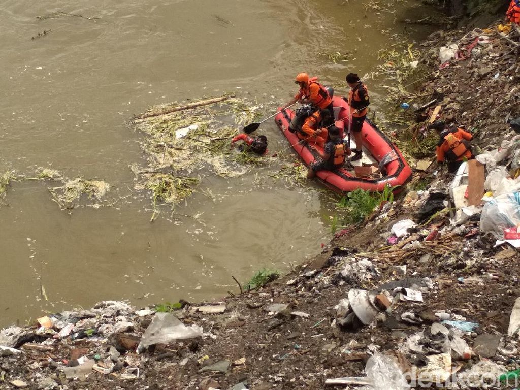 Pencarian Mobil Berisi Tiga Korban Tercebur Sungai Brantas Diperluas