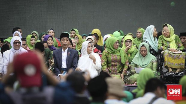Khofifah Akui Resah soal Pengkotak-kotakan Jilbab Syar'i