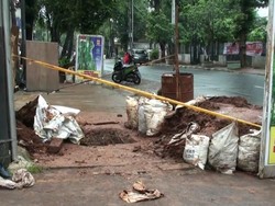 Seorang Pekerja Tewas Tersetrum Listrik di Galian di Kemang