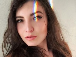 Bikin Terkejut, Model Ini Pose Bugil di Pom Bensin Sebagai Aksi Protes