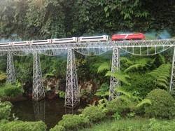 Ada Taman Kereta Api Mini di Floating Market Bandung