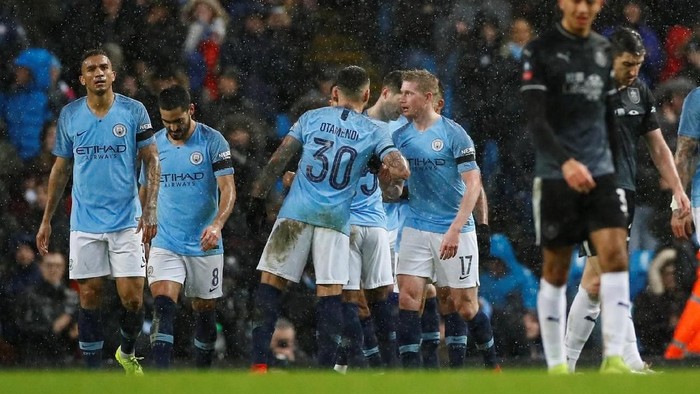Soccer Football - FA Cup Fourth Round - Manchester City v Burnley  - Etihad Stadium, Manchester, Britain - January 26, 2019  Manchester Citys Kevin De Bruyne celebrates scoring their third goal with team mates      Action Images via Reuters/Jason Cairnduff