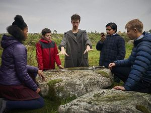 The Kid Who Would Be King: Melawan Penyihir Jahat Bersama Teman-teman