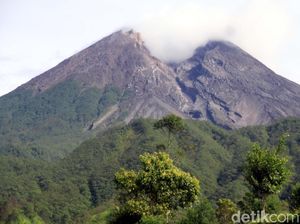 Gunung Merapi Gugurkan Awan Panas 1,1 Km Sore Ini