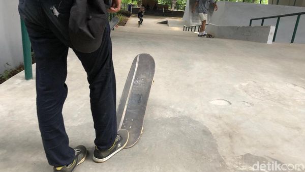 Yuk Intip Flyover Slipi, Bisa Main Skateboard Loh!