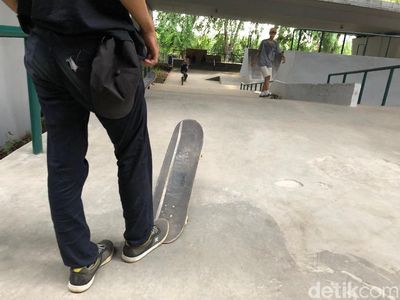 Yuk Intip Flyover Slipi, Bisa Main Skateboard Loh!