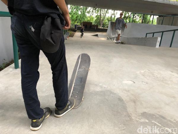 Yuk Intip Flyover Slipi, Bisa Main Skateboard Loh!
