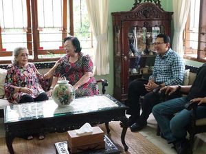 Diberi CD Lagu Karya Jenderal Hoegeng, Ahok: Buat Latihan Nyanyi Diberi CD Lagu Karya Jenderal Hoegeng, Ahok: Buat Latihan Nyanyi