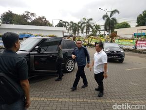 Jonan dan Syafruddin Melayat ke Rumah Duka Eka Tjipta Widjaja