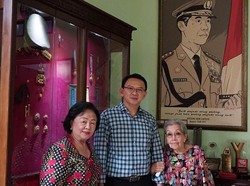 Didampingi Ibunda, Ahok Kunjungi Merry Hoegeng di Depok