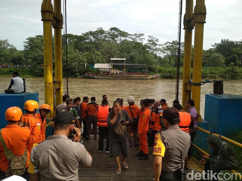 Tim SAR Sisir Lokasi Bangkai Mobil Tercebur Sungai di Tulungagung