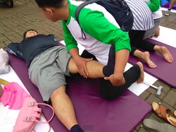 Nikmatnya! Habis Gowes Dapat Layanan Gratis Fisioterapi on The Street