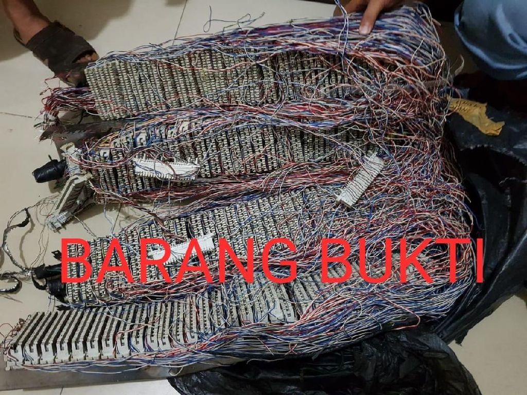 Polisi Tangkap Komplotan Pencuri Kabel Telkom di Kalbar Polisi Tangkap Komplotan Pencuri Kabel Telkom di Kalbar