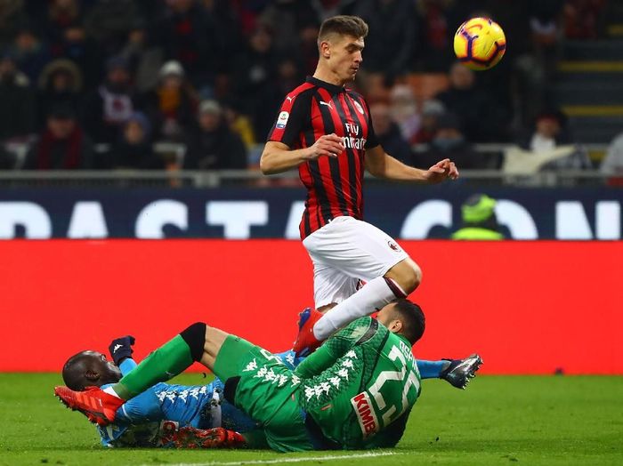 Aksi Krzysztof Piatek saat AC Milan menghadapi Napoli di San Siro, Minggu (27/1/2019). (Foto: Marco Luzzani/Getty Images) Aksi Krzysztof Piatek saat AC Milan menghadapi Napoli di San Siro, Minggu (27/1/2019). (Foto: Marco Luzzani/Getty Images)
