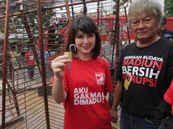 Lawan Korupsi, PSI Pasang Gembok di Monumen Gembok Kejujuran Madiun