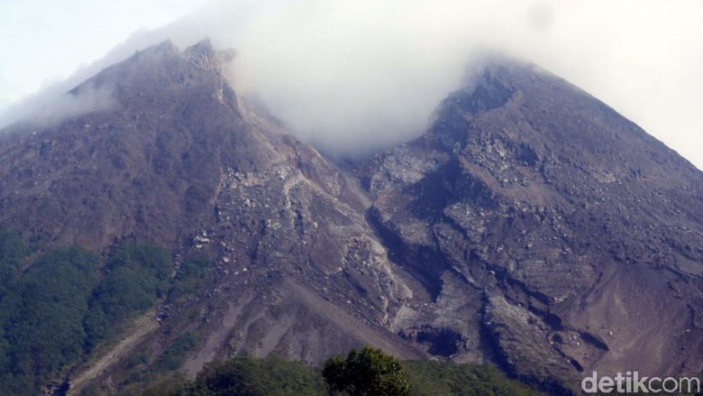 Gunung Merapi Gugurkan Awan Panas Malam Ini