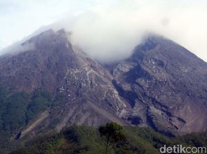 Gunung Merapi Gugurkan Awan Panas Malam Ini