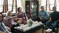 Momen Ahok Kunjungi Rumah Merry Hoegeng Bersama Ibunda