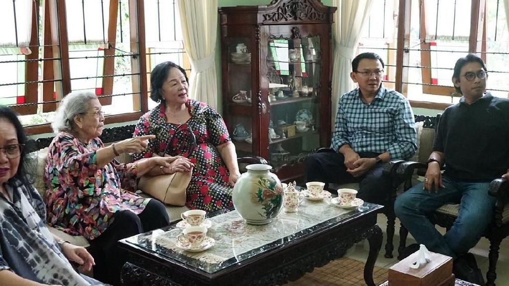 Momen Ahok Kunjungi Rumah Merry Hoegeng Bersama Ibunda Momen Ahok Kunjungi Rumah Merry Hoegeng Bersama Ibunda